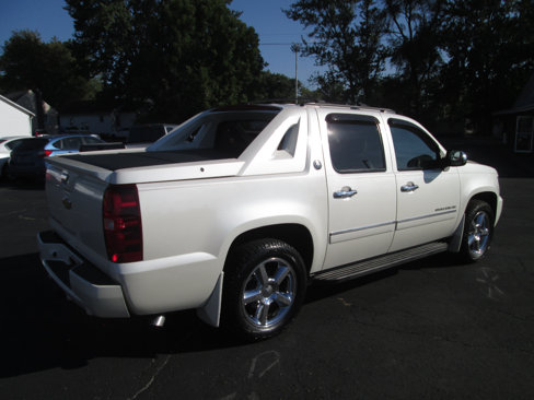 Used 2013 Chevrolet Avalanche LTZ image 9