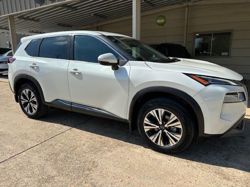 Used 2022 Nissan Rogue SV image 2