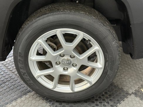 Used 2020 Jeep Renegade Latitude w/ Cold Weather Group image 14