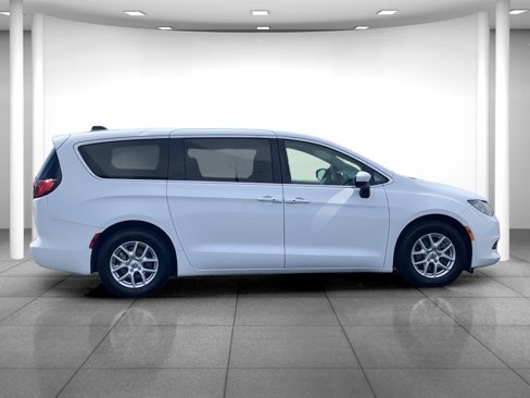 Used 2022 Chrysler Voyager LX image 8