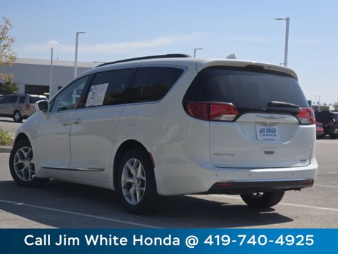 Used 2017 Chrysler Pacifica Touring-L w/ Tire & Wheel Group image 14