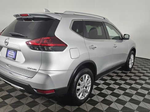 Used 2018 Nissan Rogue SV image 4