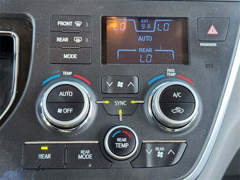 Used 2017 Toyota Sienna XLE Premium image 19