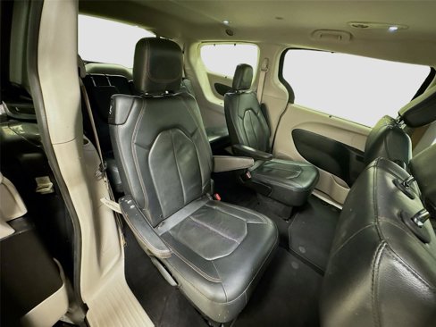 Used 2019 Chrysler Pacifica Touring-L image 25