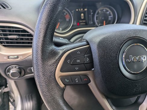 Used 2016 Jeep Cherokee Sport image 19