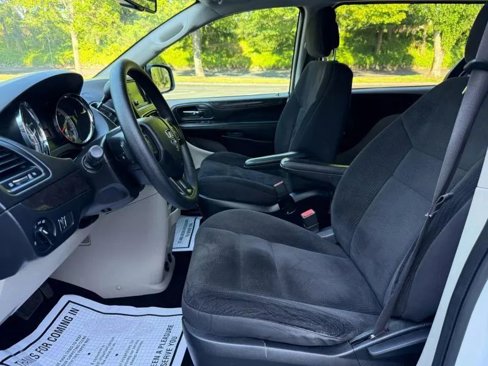 Used 2018 Dodge Grand Caravan SE w/ UConnect Hands-Free Group image 2