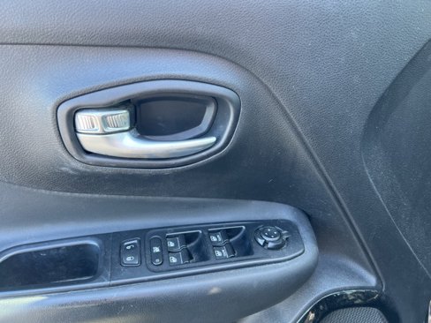 Used 2016 Jeep Renegade Latitude image 30