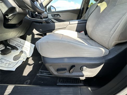 Used 2023 Nissan Rogue SV image 12