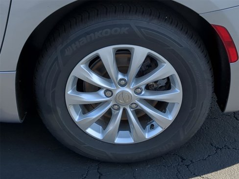 Used 2018 Chrysler Pacifica Touring-L Plus image 10