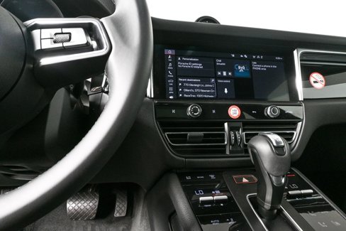Certified 2025 Porsche Macan image 13