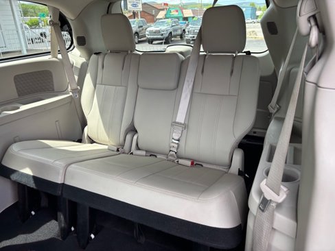 Used 2016 Chrysler Town & Country Touring image 18
