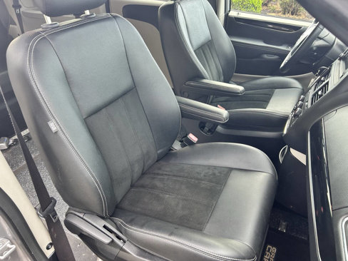Used 2017 Dodge Grand Caravan SXT w/ Rear Park Assist Package image 22