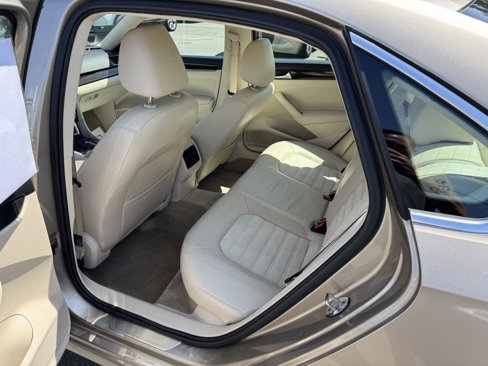 Used 2015 Volkswagen Passat TDI SEL Premium image 7