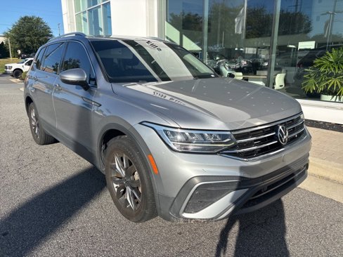 Used 2022 Volkswagen Tiguan SE w/ Panoramic Sunroof Package image 2