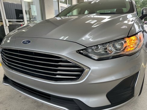 Used 2020 Ford Fusion SE image 2