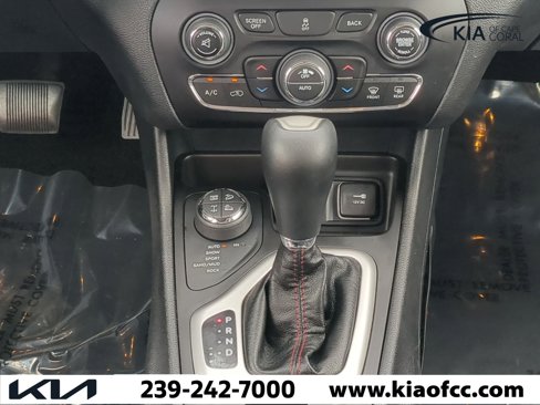 Used 2018 Jeep Cherokee Trailhawk image 17