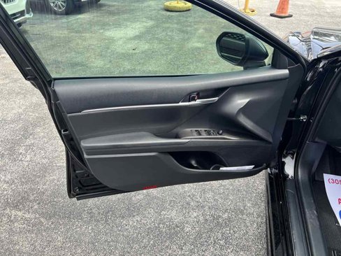 Used 2022 Toyota Camry SE image 12