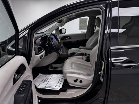 Used 2017 Chrysler Pacifica Touring-L Plus image 10