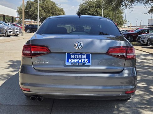 Used 2017 Volkswagen Jetta SE image 4