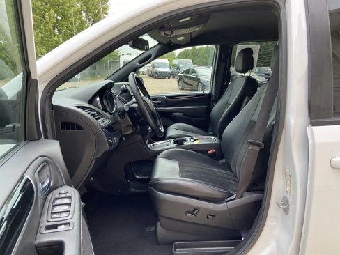 Used 2019 Dodge Grand Caravan SXT w/ Blacktop Package image 10