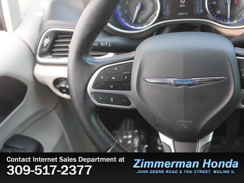 Used 2017 Chrysler Pacifica Touring-L image 13