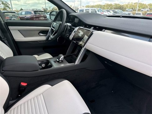 New 2025 Land Rover Discovery Sport Dynamic SE image 9