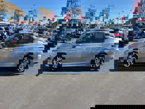 Used 2021 Toyota Camry LE image 3