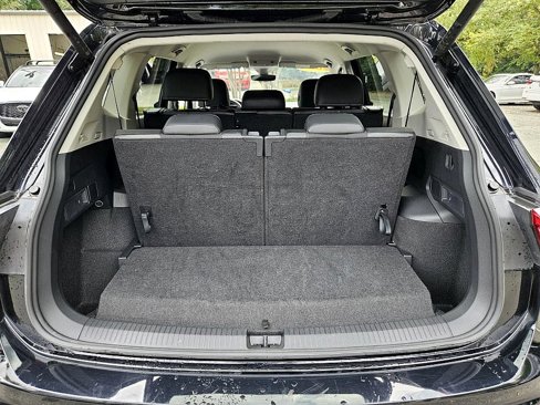 Used 2024 Volkswagen Tiguan SE image 12