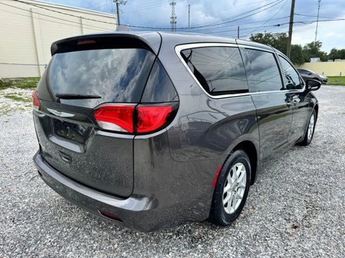 Used 2017 Chrysler Pacifica Touring image 4