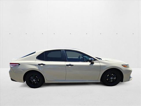 Used 2018 Toyota Camry LE image 4