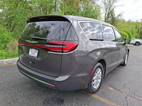 Used 2023 Chrysler Pacifica Touring-L image 25