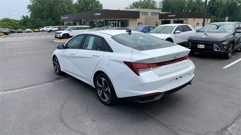 Used 2023 Hyundai Elantra SEL w/ Convenience Package image 3
