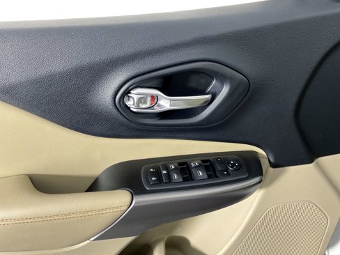 Used 2019 Jeep Cherokee Latitude w/ Popular Appearance Group image 13