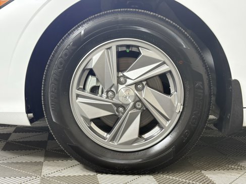 Used 2025 Hyundai Elantra SE image 10