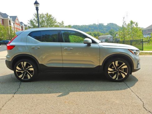 Used 2025 Volvo XC40 B5 Plus image 9