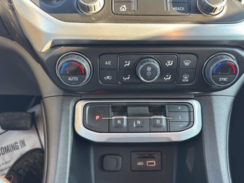 Used 2023 GMC Acadia SLT image 29