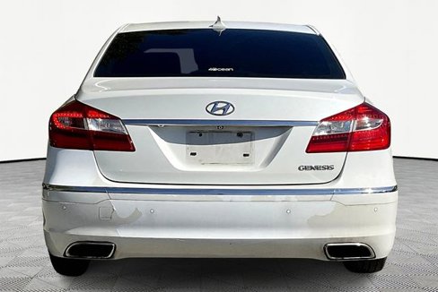 Used 2013 Hyundai Genesis 3.8 w/ Technology Pkg image 4