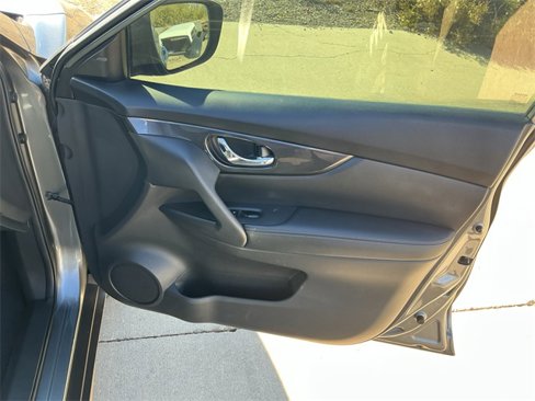 Used 2018 Nissan Rogue SV w/ Premium Package image 28
