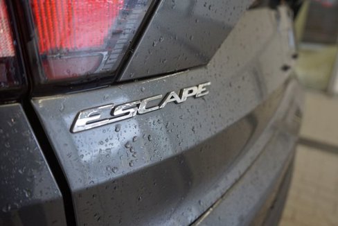 Certified 2018 Ford Escape SE w/ SE Sport Appearance Package image 13