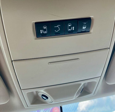 Used 2015 Chrysler Town & Country Touring w/ Driver Convenience Group image 10