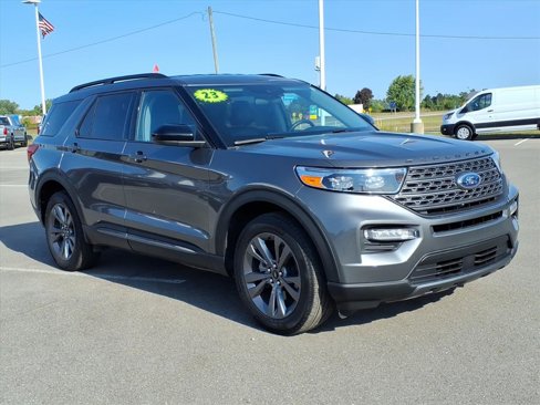 Used 2023 Ford Explorer XLT w/ Equipment Group 202A image 3