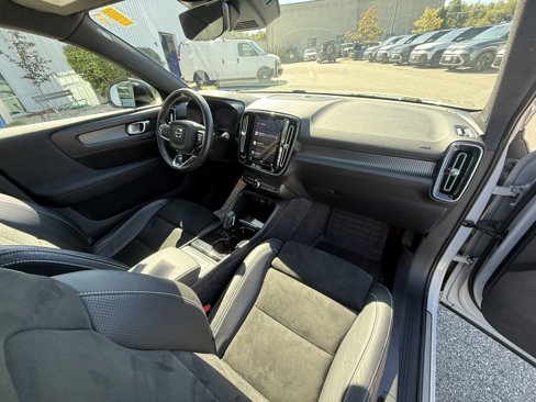 Used 2021 Volvo XC40 P8 Recharge image 24
