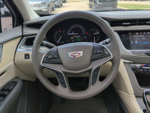 Used 2017 Cadillac XT5 Luxury w/ Driver Awareness Package image 4