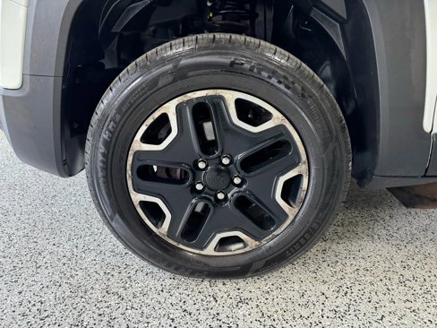 Used 2017 Jeep Renegade Trailhawk image 18