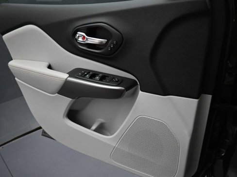 Used 2022 Jeep Cherokee Limited w/ Mopar Interior Package image 11