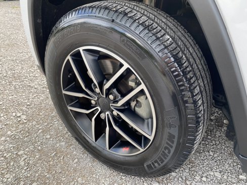 Used 2021 Jeep Grand Cherokee Laredo image 9