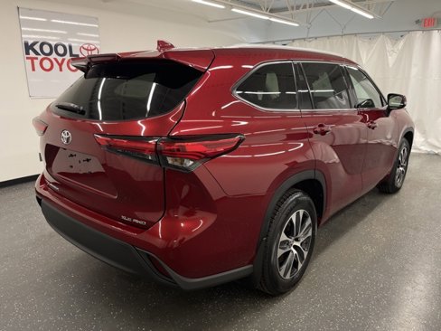 Certified 2022 Toyota Highlander XLE image 2