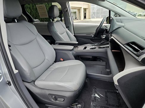 Used 2023 Toyota Sienna XLE image 17