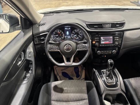 Used 2017 Nissan Rogue SV image 2