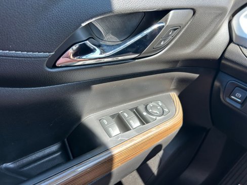 Used 2023 GMC Acadia SLE image 19
